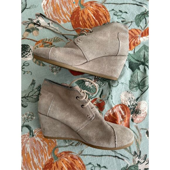TOMS Tan Taupe Suede Desert Wedges Bootie Heels, Size 7 - Picture 4 of 10